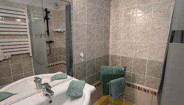 Chtibourguignon, Appartement dans très agréable résidence avec piscine chauffée et sauna - Foto 5, towels, Shower
