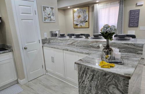 This luxury basement is the perfect getaway - Foto 41