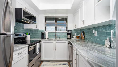 Ocean View Balcony just STEPS to the Beach with Pool, Parking and Wi-Fi! - Foto 3