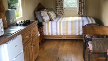 Charming tranquil Shepherds Hut with lakeside balcony 'Roach' - Foto 5