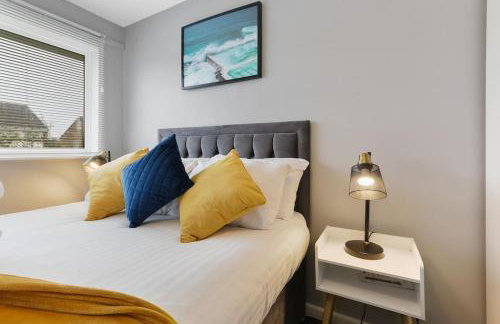 Superb 3 bed house, homely comforts close to supermarkets, with private parking on gated premise - Photo 9