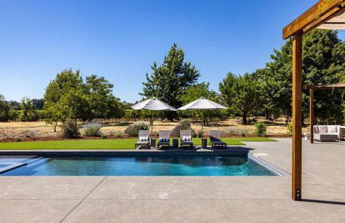 Year-Round Heated Pool - Hot Tub - Fire Pit - Lawn - Foto 7