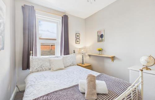 RestfullStays- 3 Bedroom, 4 Bed House FREE PARKING - Foto 6