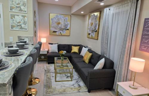 This luxury basement is the perfect getaway - Foto 17