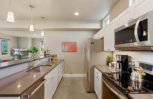 Quiet Urban Community – Designer Home W/ Hot Tub! - Foto 8