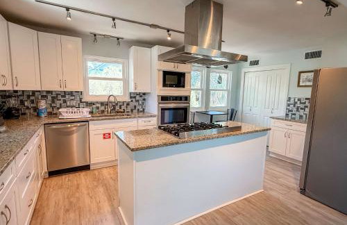 Spacious house- Deep Water Dock Pool Golf Cart Rental available - Foto 13