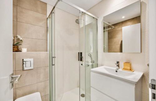 2-Bedroom Beachside Apartment with Pool & Parking - Foto 18