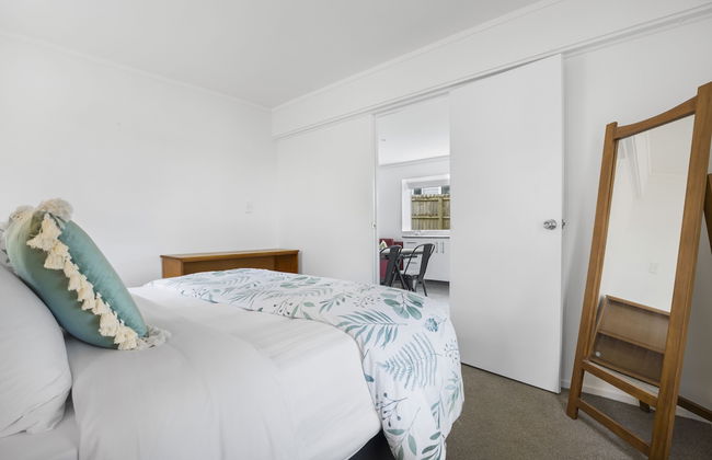 Bright 3-Bedroom Unit - WiFi & Parking - Photo 5