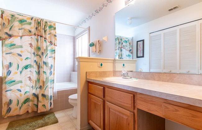 3 Bedroom Home With Private Screened Pool With Rock Waterfall Feature and Gameroom by Florida Dream Homes - Foto 29