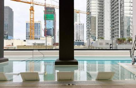 City Skyline Views & Rooftop Pool at District 225 - Foto 33