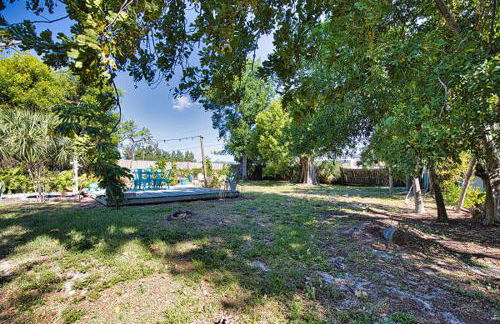 Pet Friendly & Firepit Minutes to Beach Sleeps 6 - Foto 44