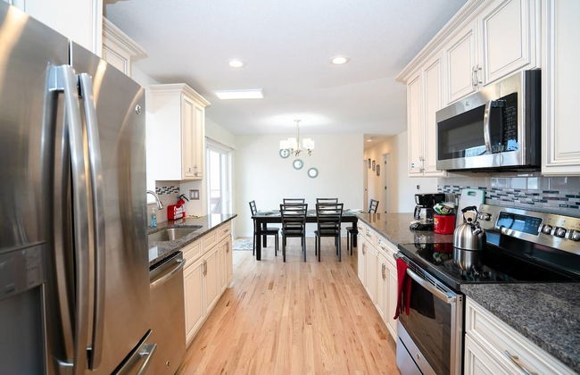 The Meadowlark Manor Spacious Backyard & Hot Tub - Photo 19