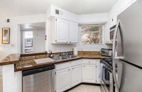 Tranquil Condo Walk to Beach - Foto 4