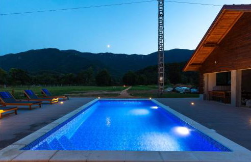 Luxurious Home In Brusane With Sauna - Photo 13