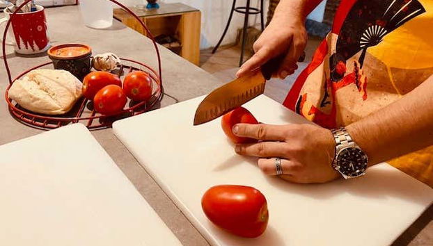 Atelier de préparation de salmorejo de Cordoue - Photo 5, Coupez les tomates pour le salmorejo