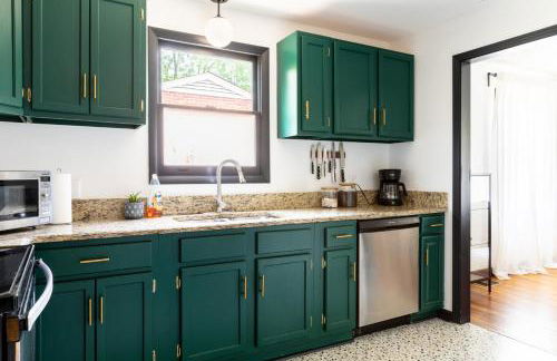 Mid-Century Modern Home Near Downtown with Free Parking - Foto 40