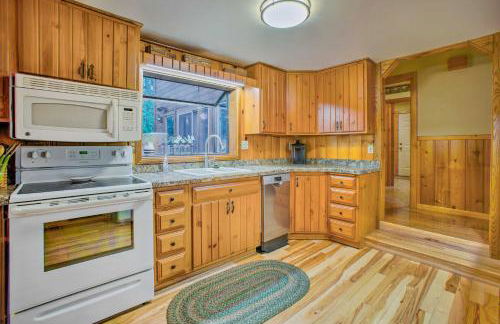 Riverfront Manton Cabin with Pool Table and Fire Pit! - Foto 10