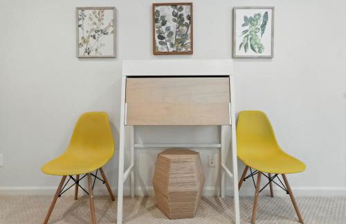 Group Stay Near DC 2BR w Yard on Arlington Blvd - Photo 15