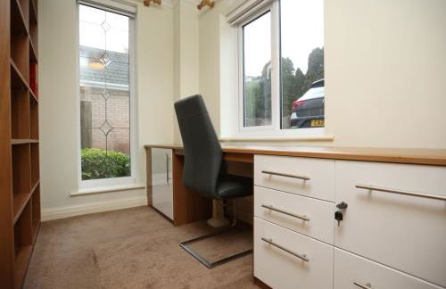 Is Y Coed Place By N And N Stays Ltd, Spacious 5 bed house in Wenvoe Cardiff, With Free Private Parking, Garden and WIFI - Photo 30