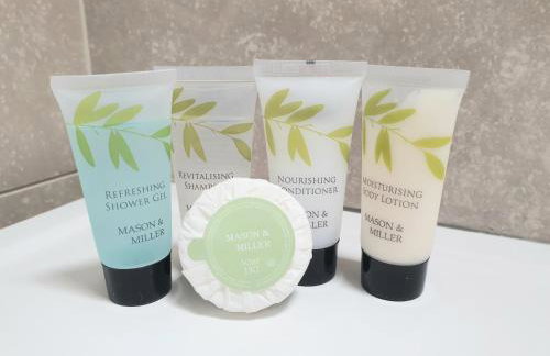 Spacious Dewsbury Home, 8 beds, sleeps 10, Free Parking and Wifi, 3 TVs, Close to motorways - Foto 28