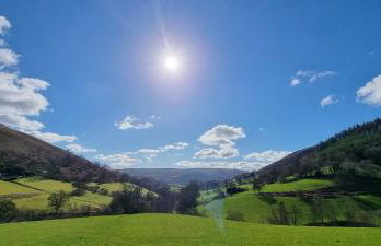 Modern and spacious 2 bedroom apartment with free parking - Photo 59