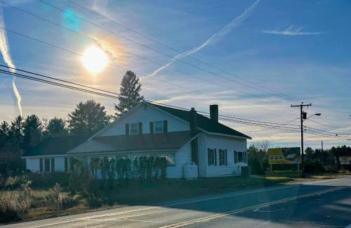 Renovated farmhouse on snowmobile trail with firepit & mountain views 10 min from Bretton Woods - Foto 2