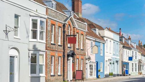 Stunning 2 Bedroom Flat in a Central Location - Photo 1