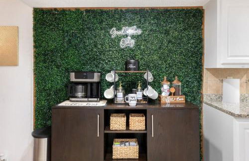 Spacious 4BR House Sleeps 9 Outdoor Lounge with Fire Pit plus Games - Foto 32