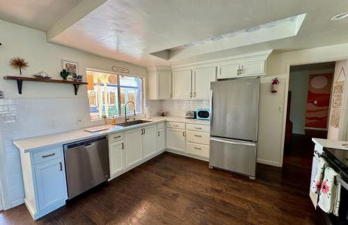 Mid-Century Modern Home w/Pool & Hot Tub - Foto 18