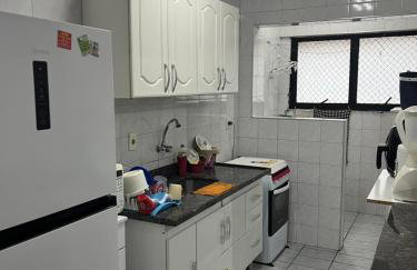 Ap Canto do Forte com Wi-Fi, TV e varanda - Foto 2