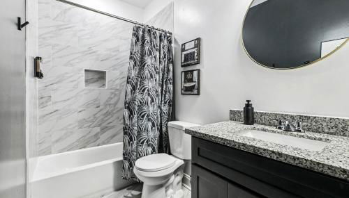 Spacious 10BR NOLA Home, Perfect for Groups, King bed - Foto 2