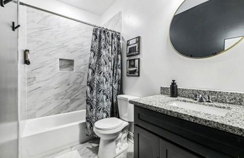 Spacious 10BR NOLA Home, Perfect for Groups, King bed - Foto 2