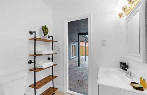 Hidden Gem 4 Bedroom Home with Private Pool & Game Room - Photo 31