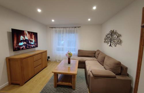 3 Bedrooms, PARKING 3 cars, GARDEN, Wi-fi, CONTRACTOR STAY, close to the Beach, Shops, Hospital, Airport - Foto 5