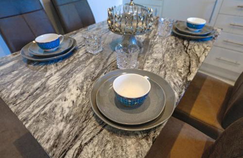 Zeenat Central Bury - Modern 2BR with Free Parking Sleeps 6 - Foto 22