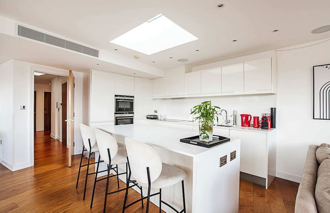 Modern Haven With Terrace View & Urban Charm - Foto 11