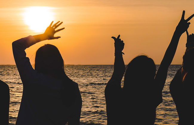 Crucero nocturno con cena y espectáculo - Foto 1