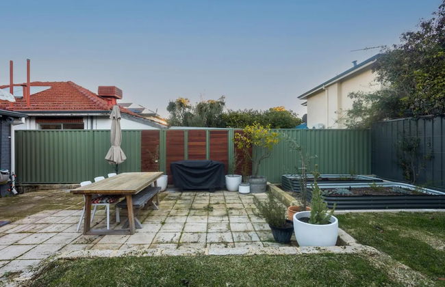 Beautiful 3BR Family Home With Backyard and BBQ - Photo 16