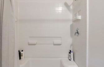 Cozy 3BR Country Retreat with Porch Games & Modern Comforts - Foto 15