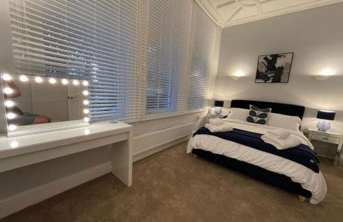 Contractors Business Families Relocation Accommodation enjoy Fast WiFi Large Screen Smart TV and SKY Sports in this Spotless Ground Floor apartment - Foto 4