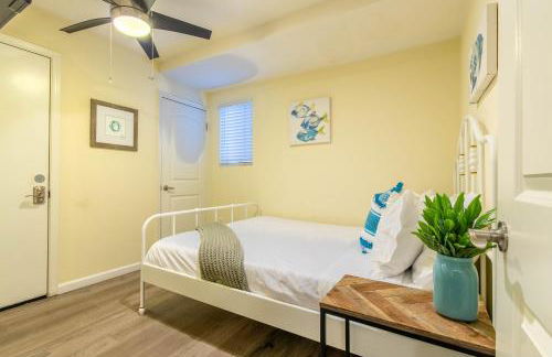 Stunning Beach Delight with Hot Tub, Fire Pit, Parking & Walk to Beach! - Foto 30