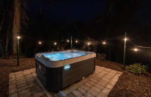 Modern Riverside Cabin w Hot Tub Fire Pit Kayaks - Foto 37