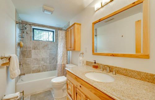 Porch and Views Queensbury Three Family Lakehouse - Foto 14