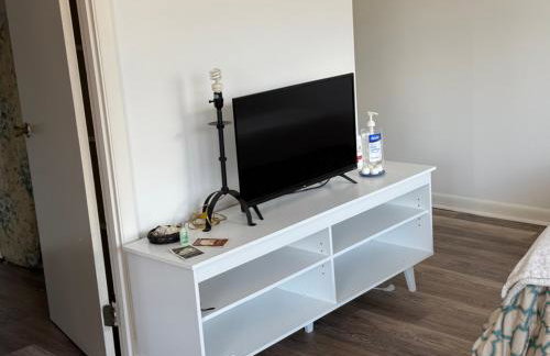 Walk to 2 metro's, furnished studio, private, parking, wifi. - Foto 7