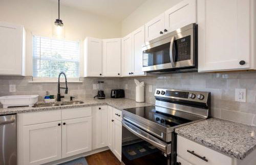 4 Min to Downtown - En-Suite Bath - Washer and Dryer - Foto 9