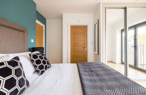 Staines Riverside by Charles Hope - Foto 52