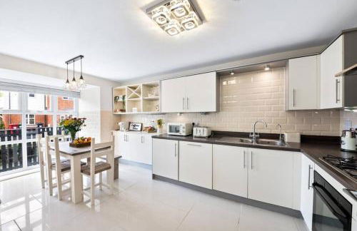 Radiant Retreat Ideal for LegoLand, Windsor, & LHR - Foto 36