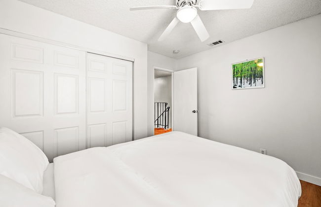 Spacious Family Retreat w Garden Modern Comfort - Photo 42