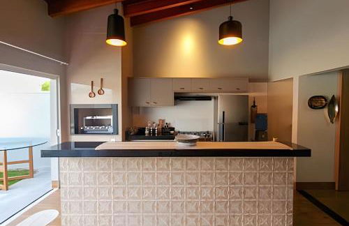 Casa ampla e confortável. Piscina e churrasqueira. - Foto 10