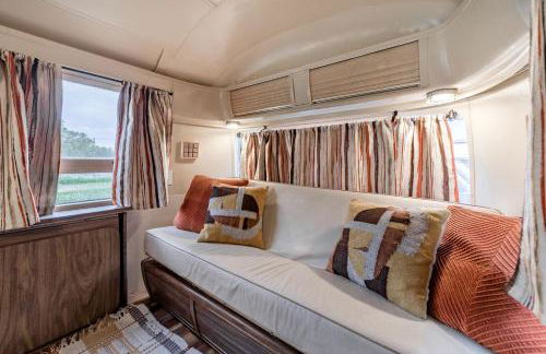 Newly Renovated Camper with Fresh Decor and Tiny Deck in Texas - Foto 11